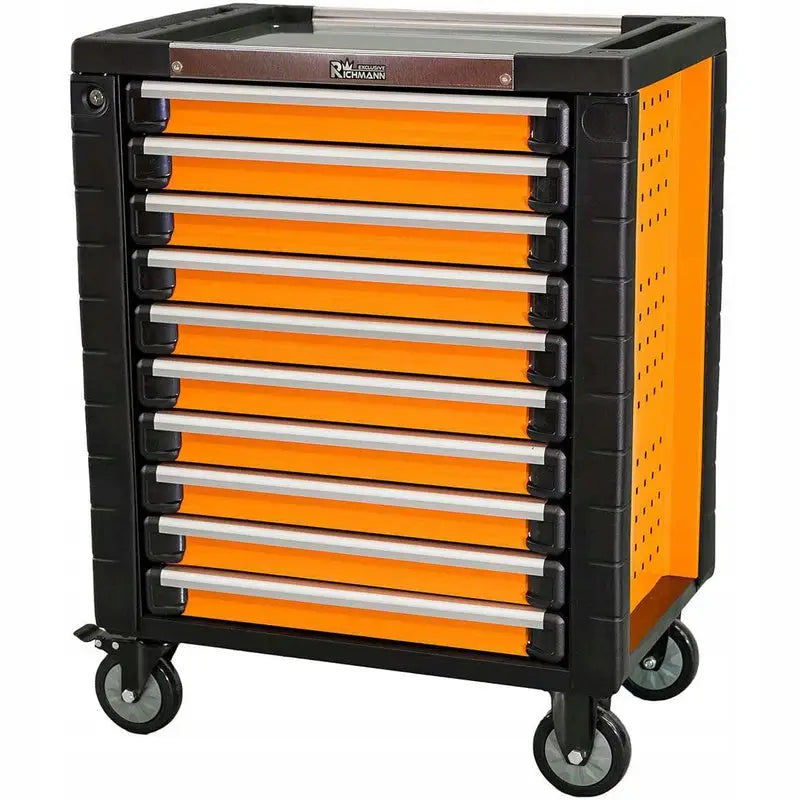 Verktøyvogn med oransje front, ni sølvhåndtaksskuffer og sidehull, sett fra skrå vinkel på hjul.