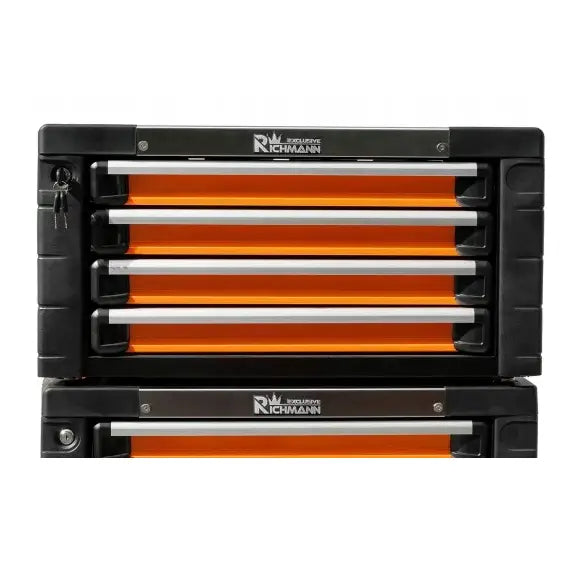 Verktøyvogn skap med fire oransje skuffer, sett forfra med sølvhåndtak og nøkkellås på venstre side.