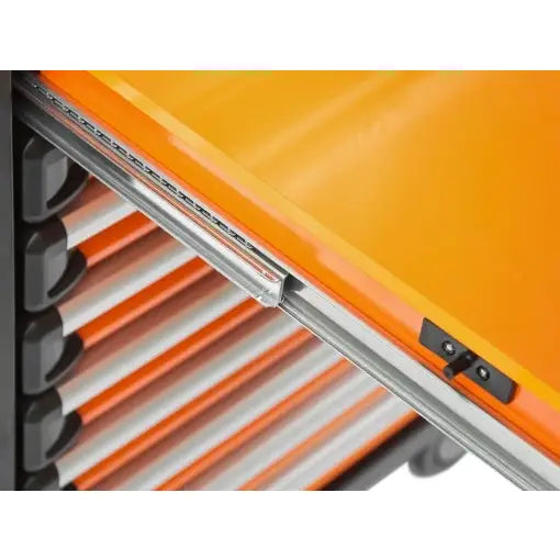 Verktøyvogn skap, nærbilde av hjørne med låsebeslag og flere oransje og grå skuffer under metallkant.