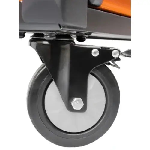 Verktøyvogn Skap med 10 Skuffer, detaljert nærbilde av grått hjul med brems på sort metallfeste og oransje ramme.