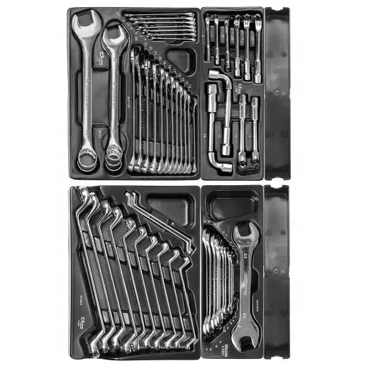 Omfattende sett med kromfargede fastnøkler og bits, organisert i sort plastbrett med tydelig sortering, sett ovenfra.