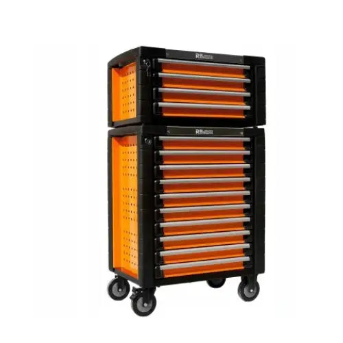 Verktøyvogn med ti skuffer i sort og oransje metall, skrå vinkel viser hjul og perforerte sidepaneler.