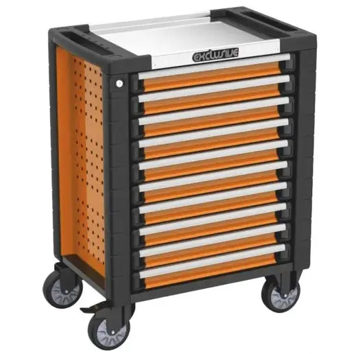 Verktøyvogn med svart ramme, oransje perforerte sider og ni sølvhåndtaksskuffer, sett fra skrå vinkel.