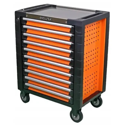 Verktøyvogn med ni oransje og svarte metallskuffer, perforerte sideplater og hjul, skrå forfra.
