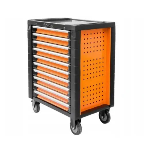 Verktøyvogn med åtte oransje skuffer, perforert oransje sidepanel og hjul, sett fra skrå vinkel.