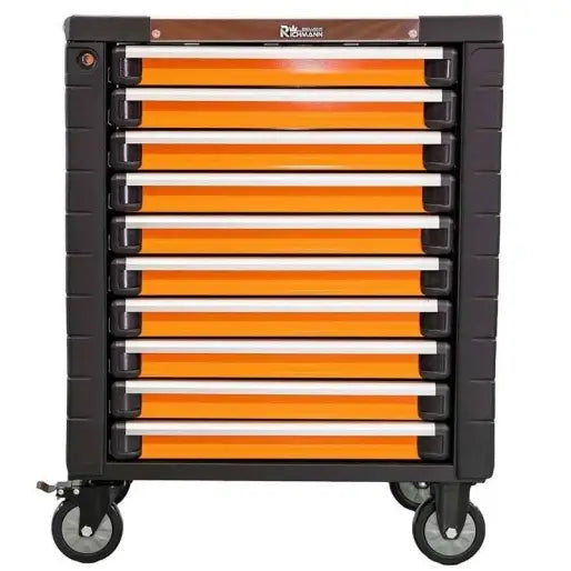 Verktøyvogn med ni oransje skuffer, sett forfra, viser håndtak, hjul og låsesylinder på metallrammen.