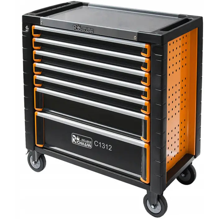 Verktøyvogn Skap Richmann, sort og oransje metall med syv skuffer og perforerte sider, sett i frontskrå vinkel.