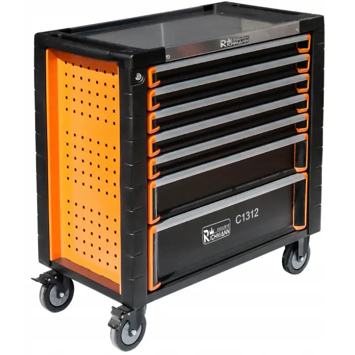 Verktøyvogn i sort og oransje metall med seks skuffer, hjul og perforert sidepanel, skrå vinkel.