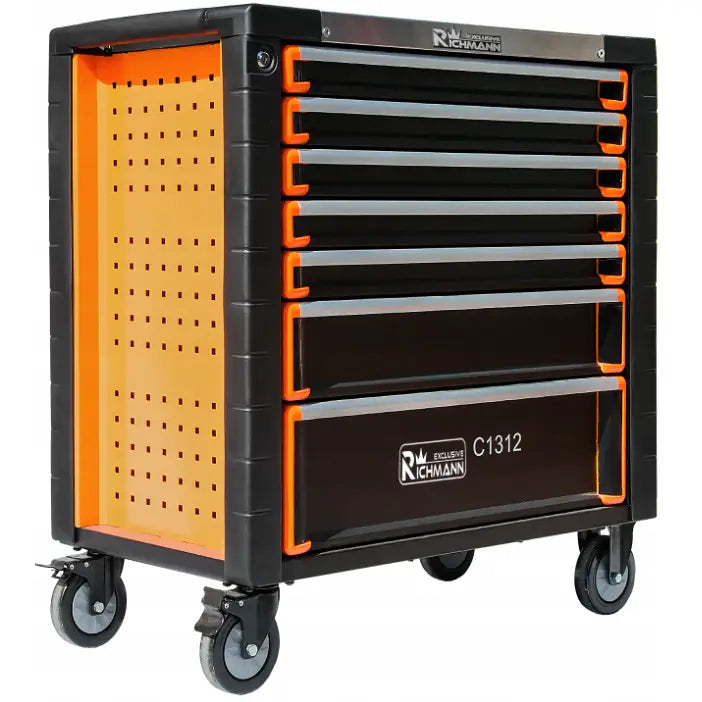 Verktøyvogn Skap Richmann, sort og oransje metall, skrå vinkel med synlige skuffer og perforerte sidepaneler.
