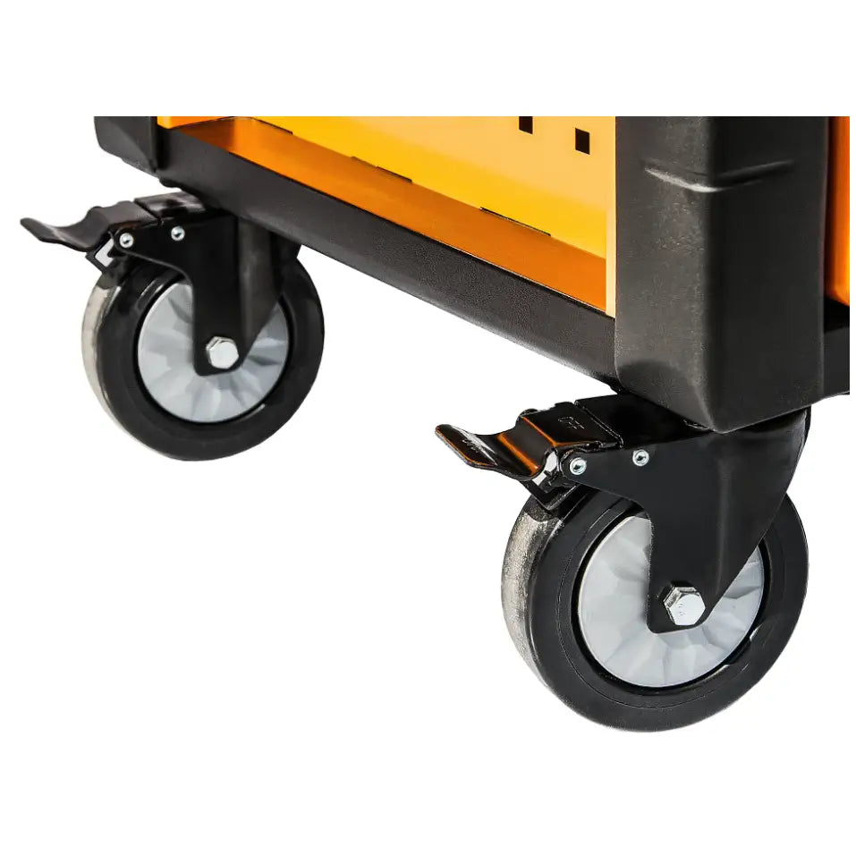 Verktøyvogn Richmann, nærbilde av to solide hjul med bremser festet til oransje og svart hjørne.