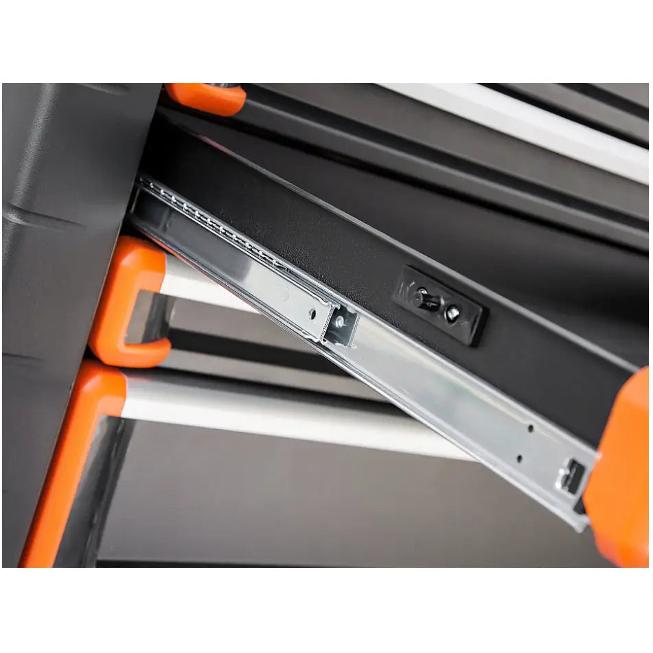 Verktøyvogn Skap Richmann, nærbilde av uttrekkbar skuff med metallskinne og solide sorte og oransje detaljer.