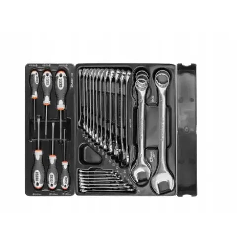 Verktøyvogn Skap Richmann, oversiktsbilde av sort verktøysett med skrutrekkere og kombinasjonsnøkler organisert.