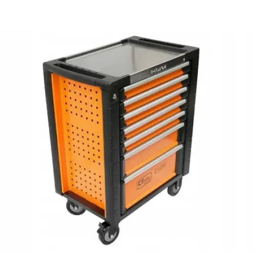Verktøyvogn i oransje og svart med seks skuffer, perforerte sidepaneler og hjul, vist fra skrå hjørnevinkel.