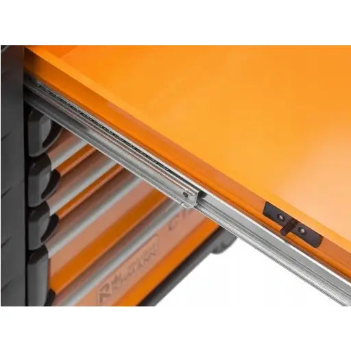 Verktøyvogn, nærbilde av oransje skuff med metallskinne og detaljer av uttrekksmekanisme.