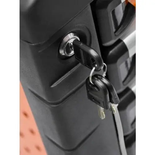 Verktøyvogn Skap Richmann, nærbilde av låsemekanisme med to nøkler i låsen på svart og oransje overflate.