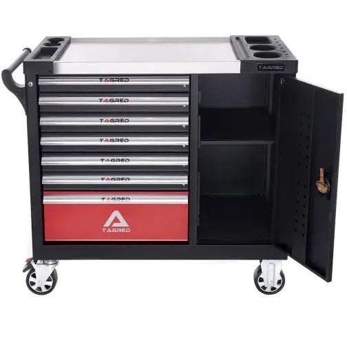 Verktøyvogn Tagred med fem skuffer, én rød skuff og skap med to hyller, sett rett forfra på hjul.