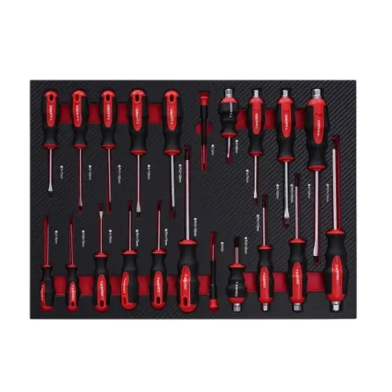 Skrutrekkersett fra Verktøyvogn Tagred, ulike størrelser med røde og sorte håndtak organisert i innlegg.