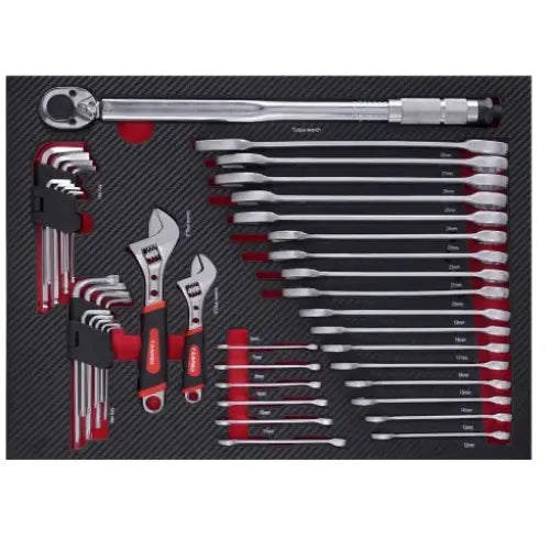 Verktøyvogn Tagred, oversiktsbilde av metallverktøy med røde og svarte detaljer på svart brett.