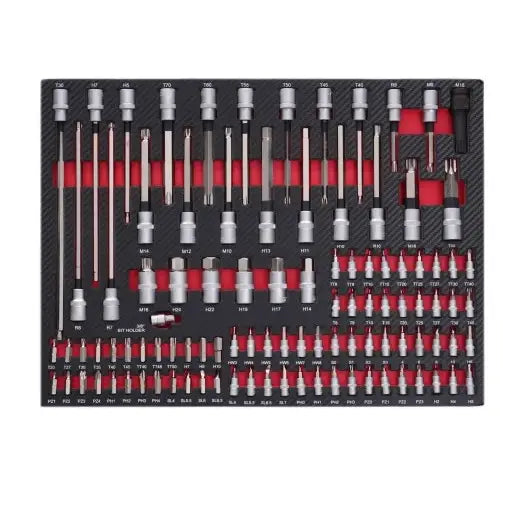 Bitssett og bitsforlengere i metall, systematisk plassert i svart verktøybrett med røde detaljer, sett ovenfra.