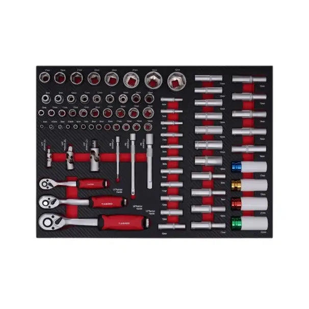 Pipenøkler og skrallehåndtak fra Verktøyvogn Tagred, sort innlegg med røde detaljer og tydelig merkede plasser.