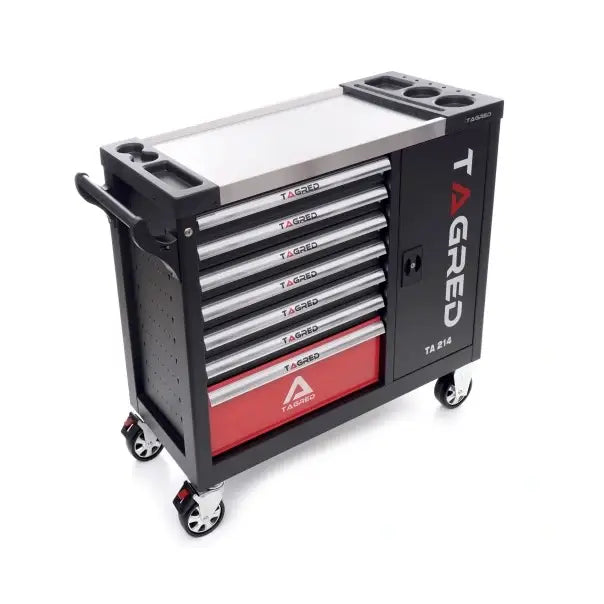 Verktøyvogn i svart og rødt metall, seks skuffer, hjul og arbeidsflate, sett skrått ovenfra med sidehåndtak.