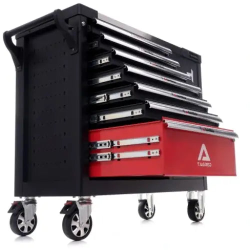 Verktøyvogn med seks skuffer, lav vinkel viser rød skuff trukket ut, hjul og sidehåndtak.