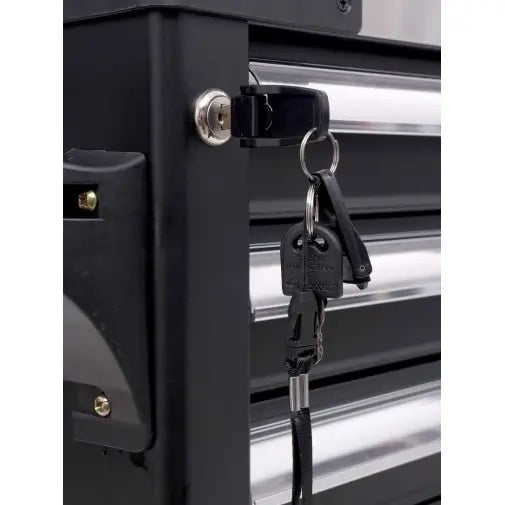 Verktøyvogn Tagred, detalj av nøkkel i lås på sort skap med sølvfarget håndtak og nøkkelring.