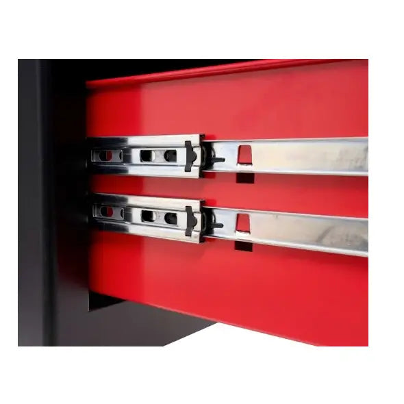 Verktøyvogn Tagred, detaljert nærbilde av sølvfargede metalskinner og låsemekanisme på rød skuff.