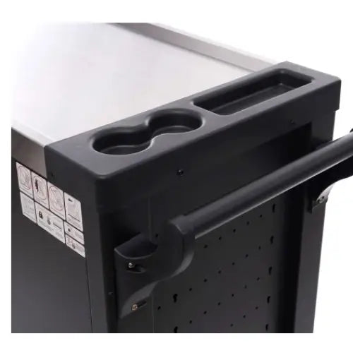 Verktøyvogn Tagred, skråvisning som fremhever integrerte koppholdere, bærehåndtak og lys toppplate.