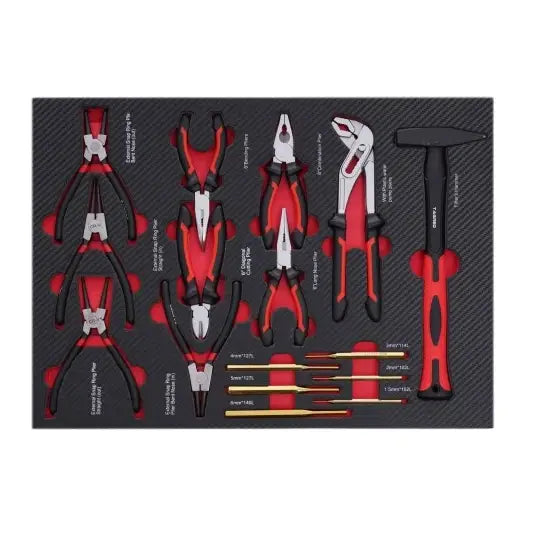 Verktøyvogn Tagred, oversiktsbilde av sort og rødt verktøysett med tenger, hammer og skrutrekkere i skuminnlegg.