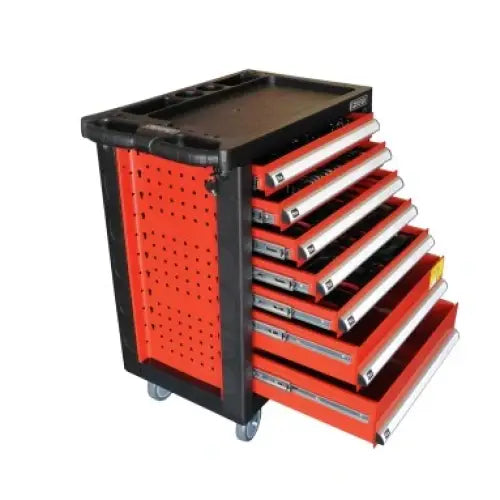 Verktøyvogn med seks åpne skuffer, rød og svart design, hjul og perforerte metallsidepaneler.