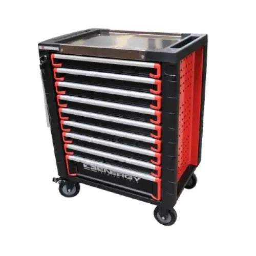 Verktøyvogn med åtte sølvskuffer, sorte og røde detaljer, sett skrått forfra med synlig håndtak og hjul.