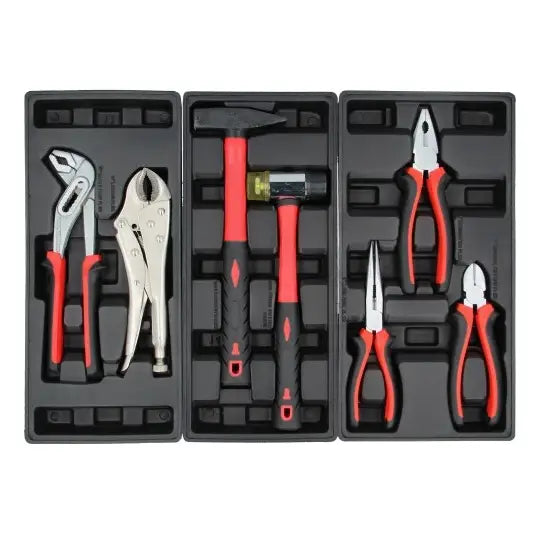 Verktøyvogn, oversiktsbilde av sort plastbrett med rødt og svart håndverktøy ordnet i tilpassede rom.