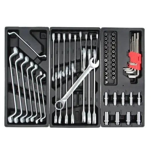 Verktøyvogn med 220 sølvfargede håndverktøy, sortert i svart plastinnlegg, sett ovenfra.