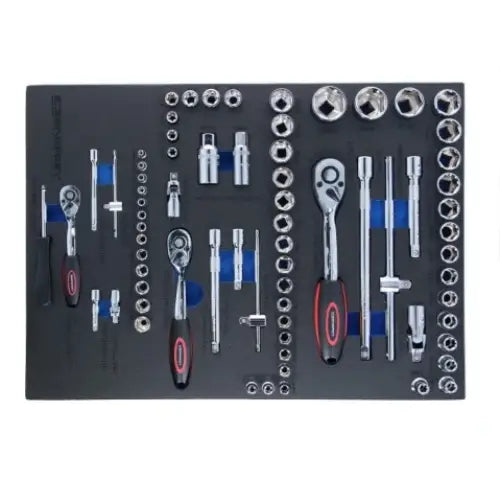 Pipeverktøy og skralle med røde håndtak, sort skuminnlegg, organisert i verktøyvogn sett ovenfra.