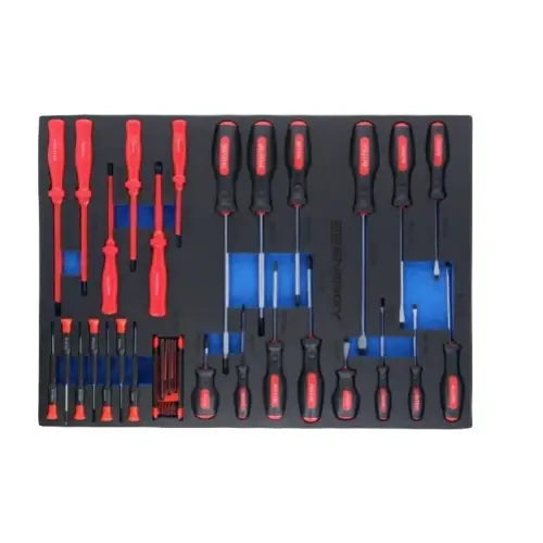 Skrutrekkere med svarte og røde håndtak, ordnet i skuminnlegg, sett ovenfra i verktøyvogn.