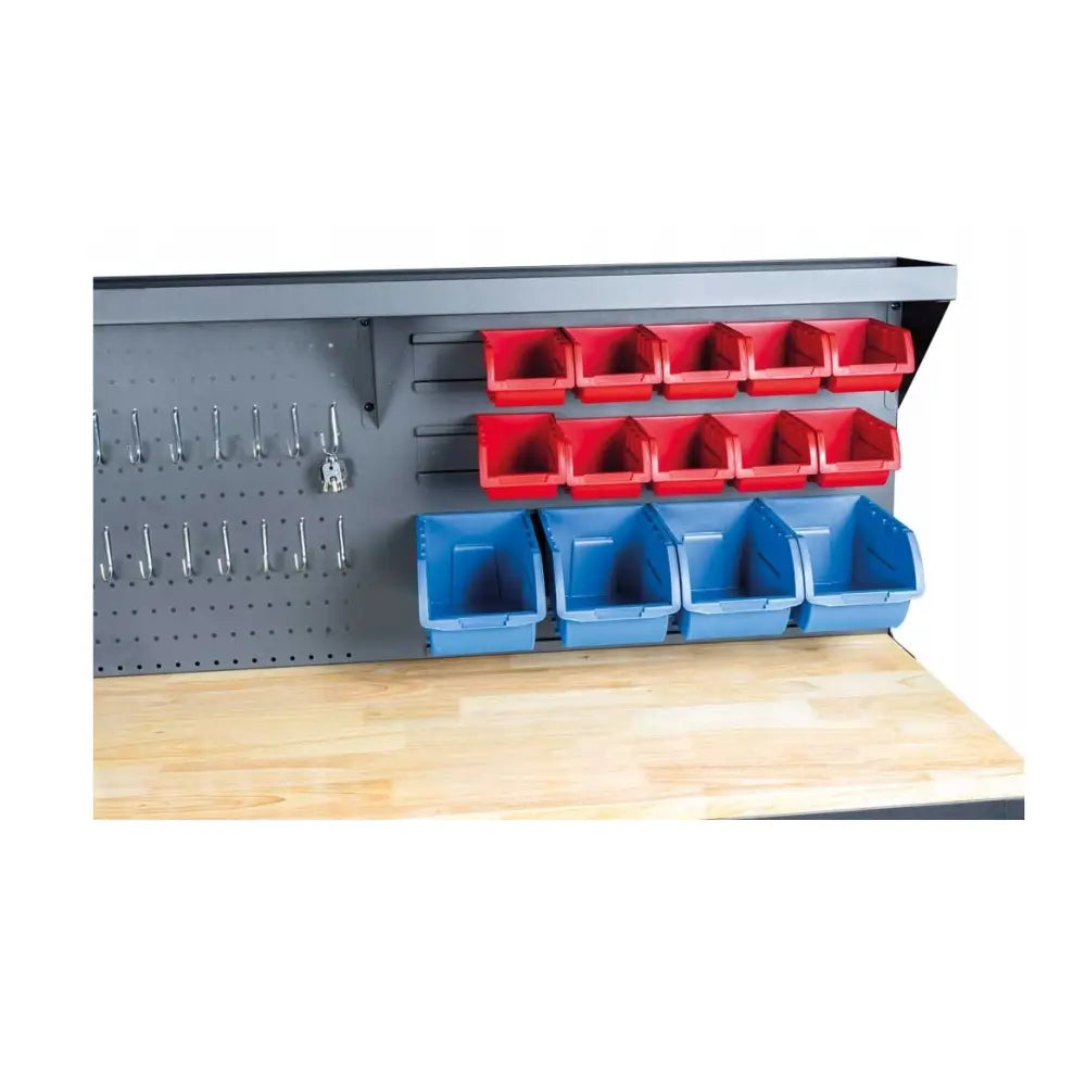 Verktøyvogn XXL Arbeidsbenk, frontbilde av grå tavle med fargerike bokser og metallkroker på lys treplate.