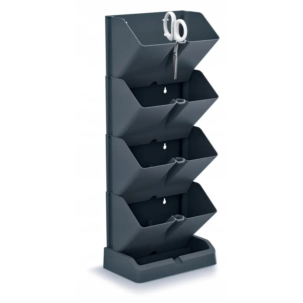 Vertikal Hage Urtepotte Modulær Kaskade, sort stativ med fem rom, hvit saks i øverste rom, sidevisning.