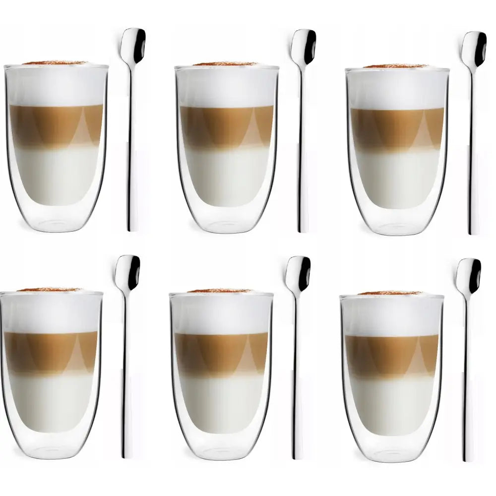 Vialli 6 høye termiske glass med kaffe latte i lag og seks sølvfargede Amefa teskjeer på hvit bakgrunn.