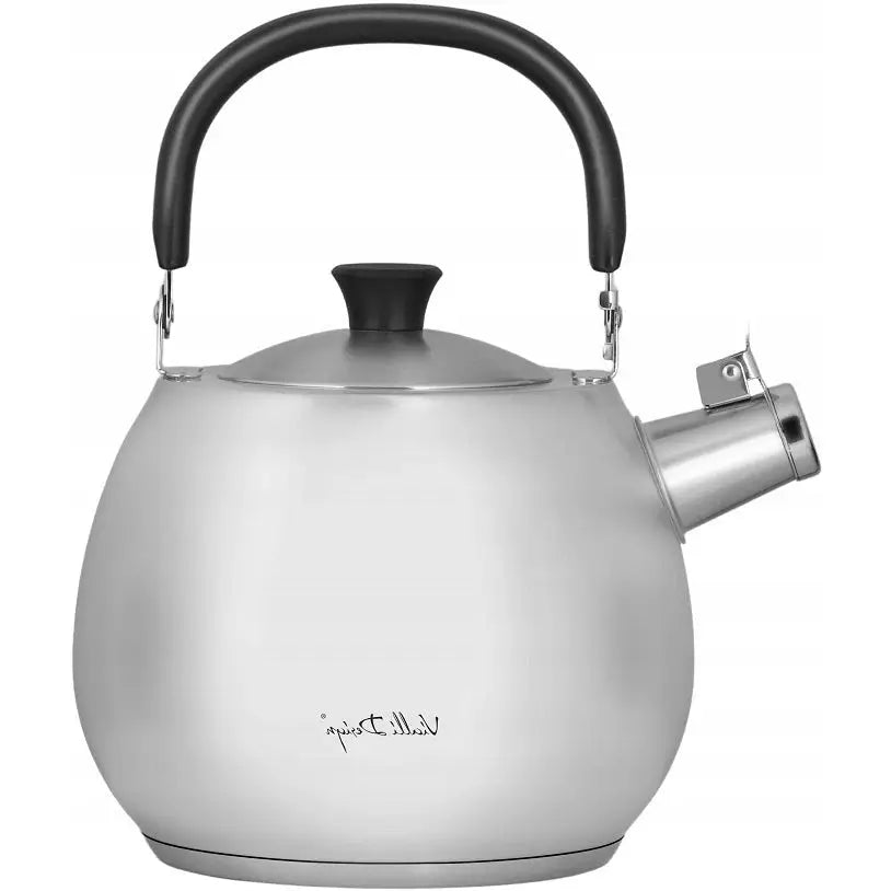 Vialli Tradisjonell fløytekjele i matt stål, frontvisning med sort håndtak, lokk og gravert logo.