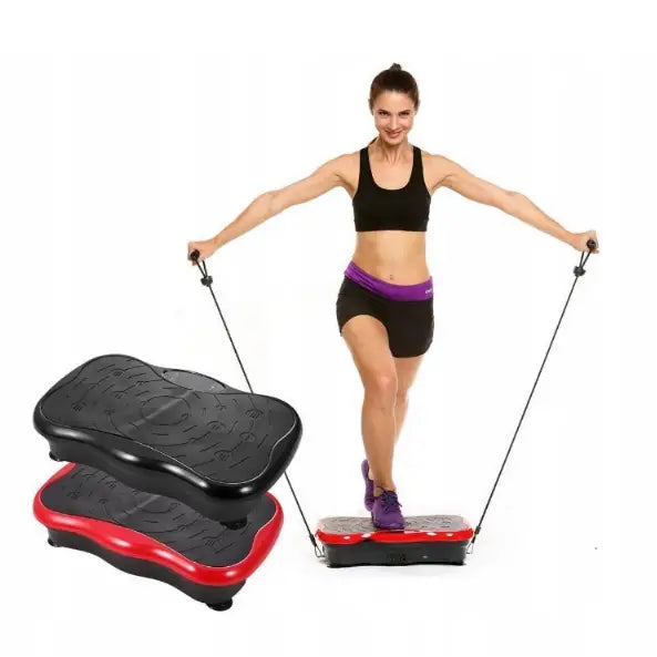 Vibrasjonsplattform for trening, sort og rød modell i bruk av kvinne som trener med elastiske bånd, frontvisning.