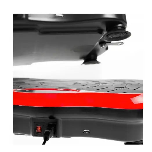 Massasjeapparat vibrasjonsplattform, nærbilde av strømuttak, USB-port og gummiføtter på undersiden.