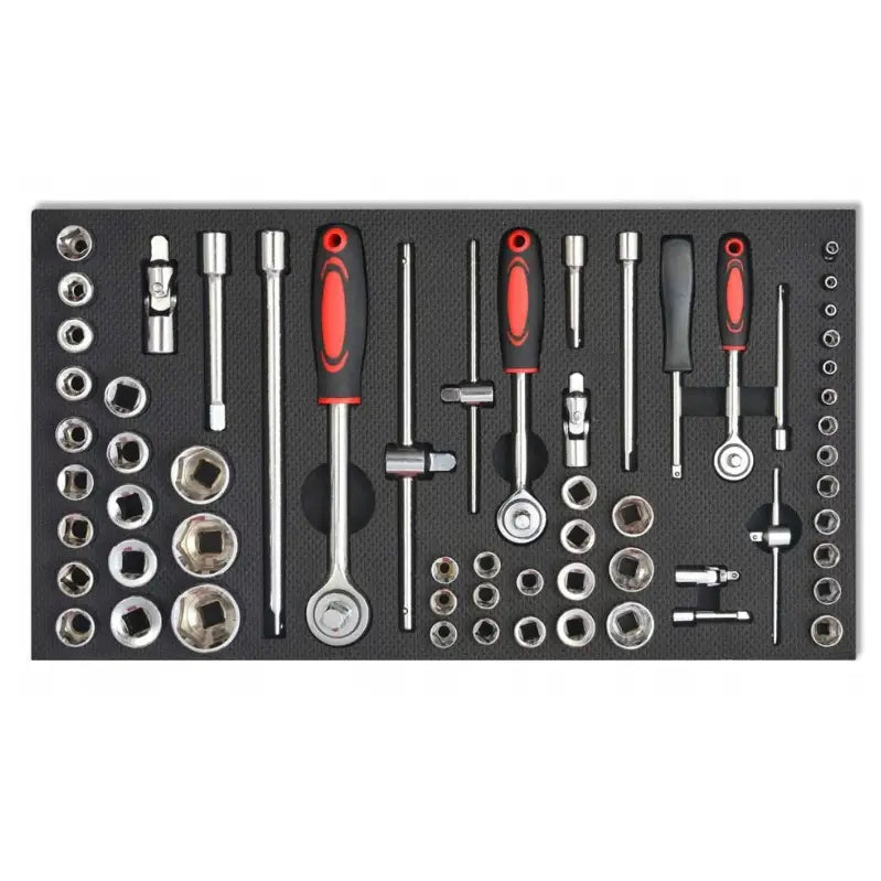 Sort verktøybrett med piper, skralle, forlengere og håndtak med røde og svarte grep, sett ovenfra.