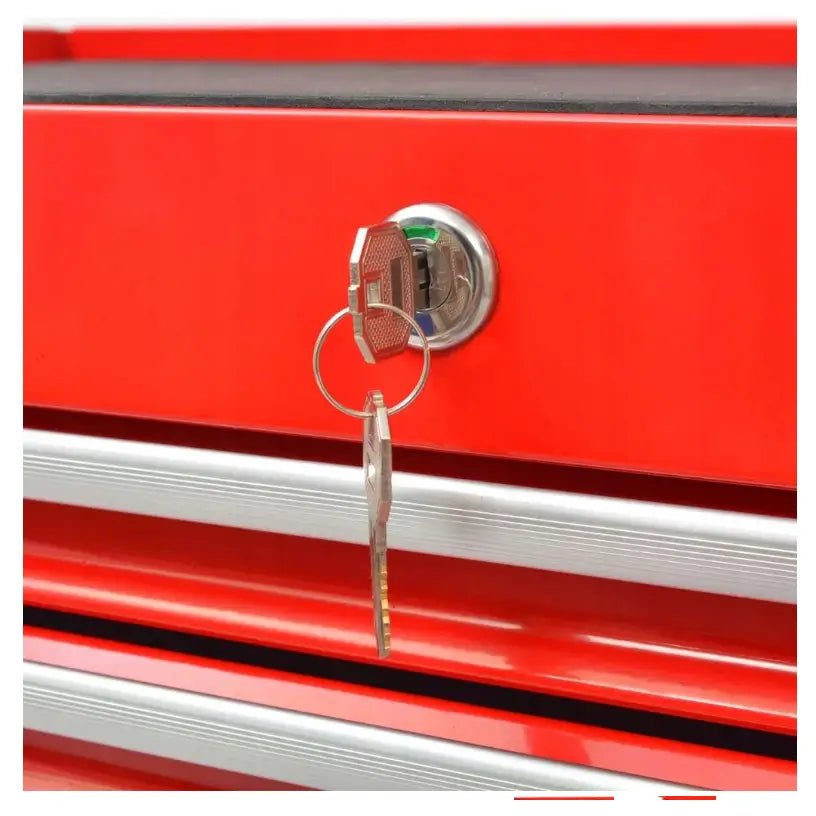 Vidaxl verkstedvogn, nærbilde av sølvfarget nøkkel i lås på rød skuff med sølvgrå detaljer.