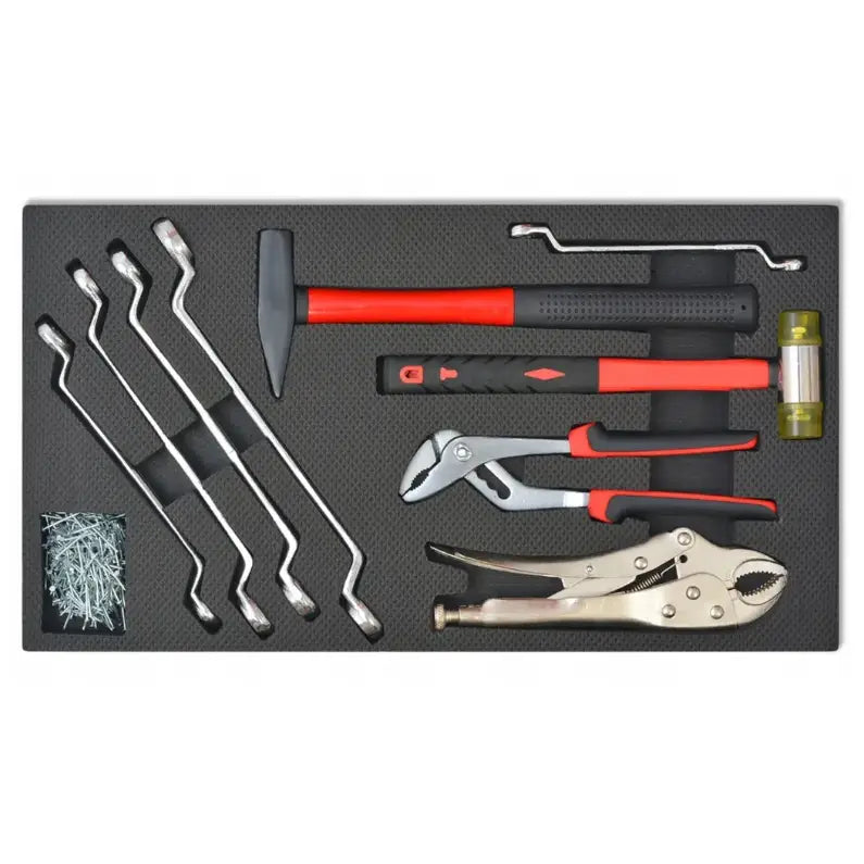 Sort innlegg med hammer, tang, låsetang, dekkjern og spiker, alle med røde og svarte håndtak, ryddig organisert.