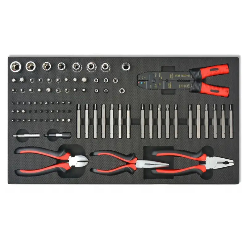 Verkstedvogn verktøysett, oversiktsbilde av sort innlegg med røde tenger, bits, piper og hylser organisert.