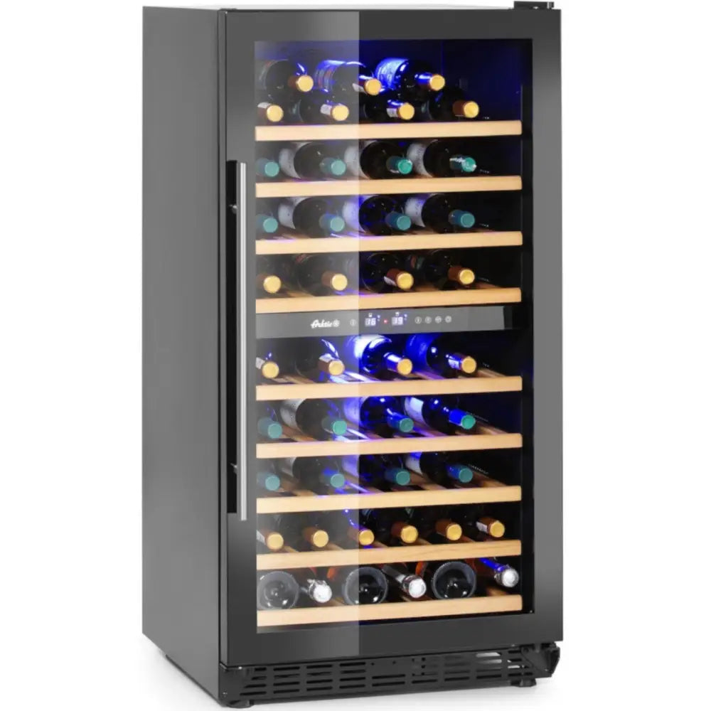 Vin kjøleskap med to soner, skrå forfra, glassdør, trehyller fylt med flasker og blått lys i interiøret.