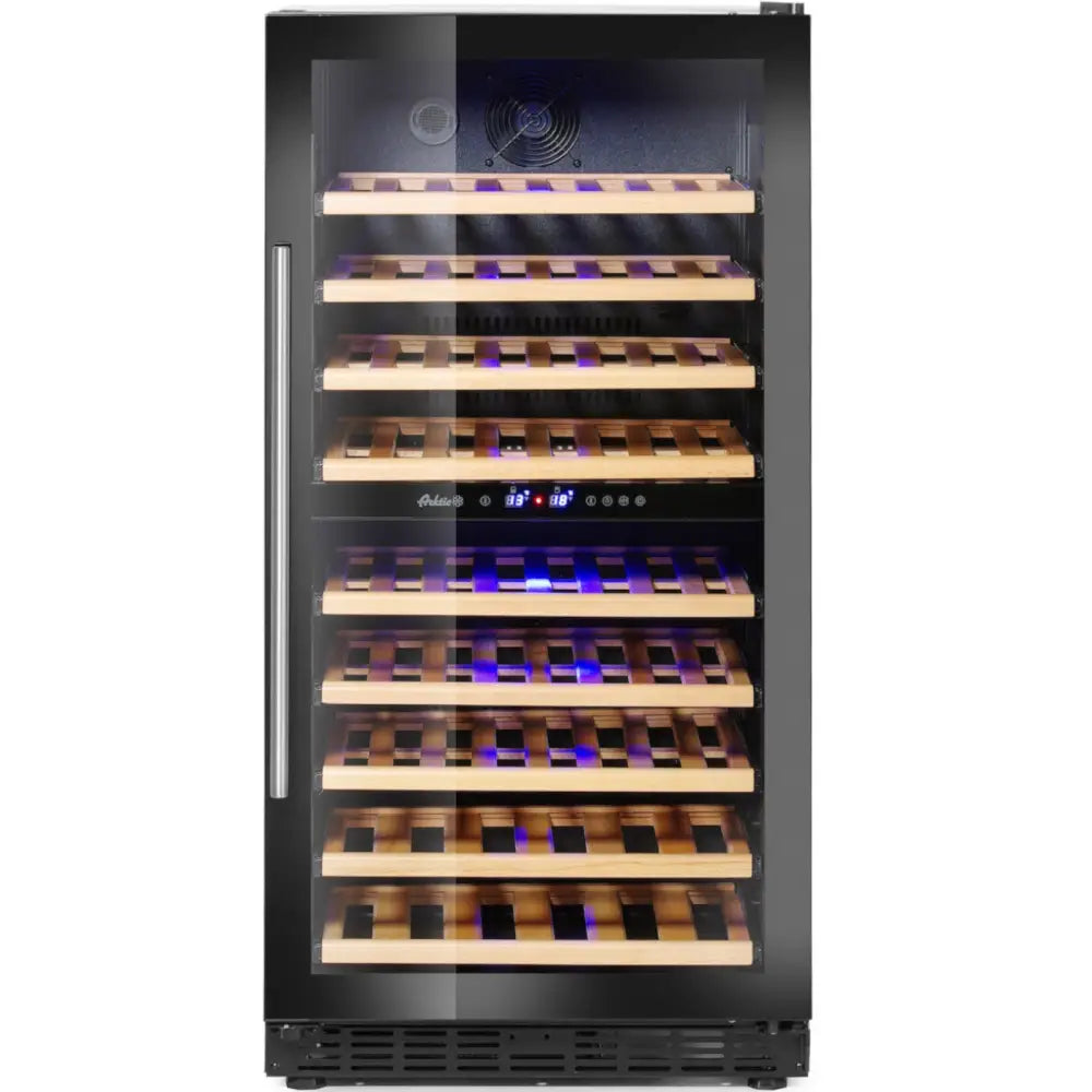 Vin kjøleskap med glassdør, blå LED-lys, trehyller og digitalt display synlig midt på fronten.