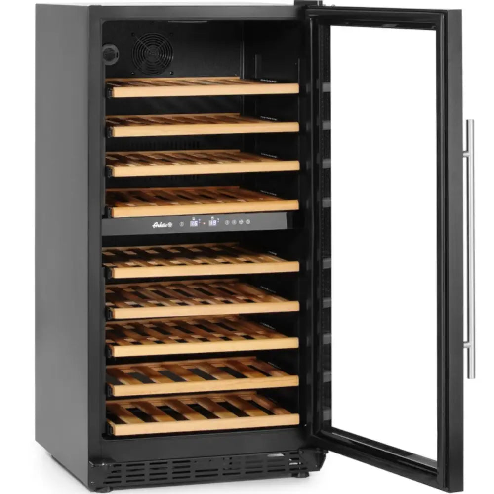 Vin kjøleskap med åpen glassdør, åtte lyse trehyller og synlig digitalt display i front.