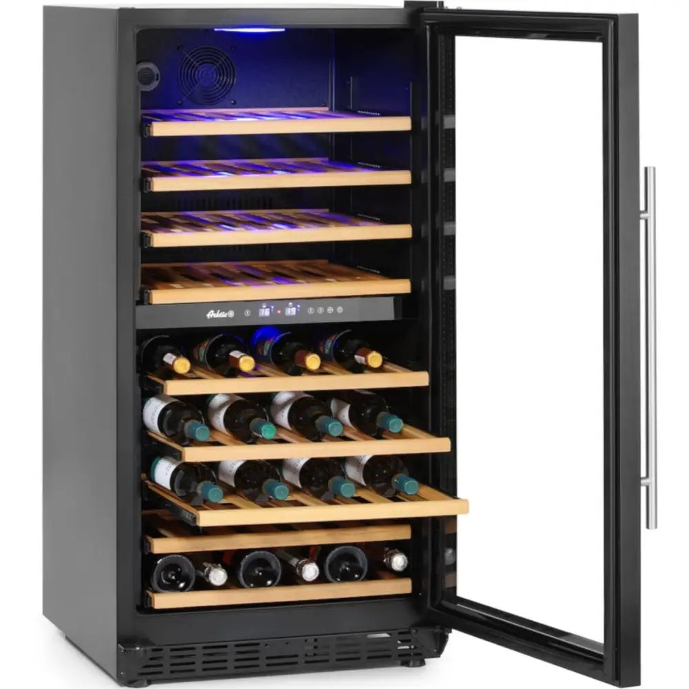 Vin kjøleskap med to soner, åpen dør viser trehyller med vinflasker og digitalt temperaturdisplay.